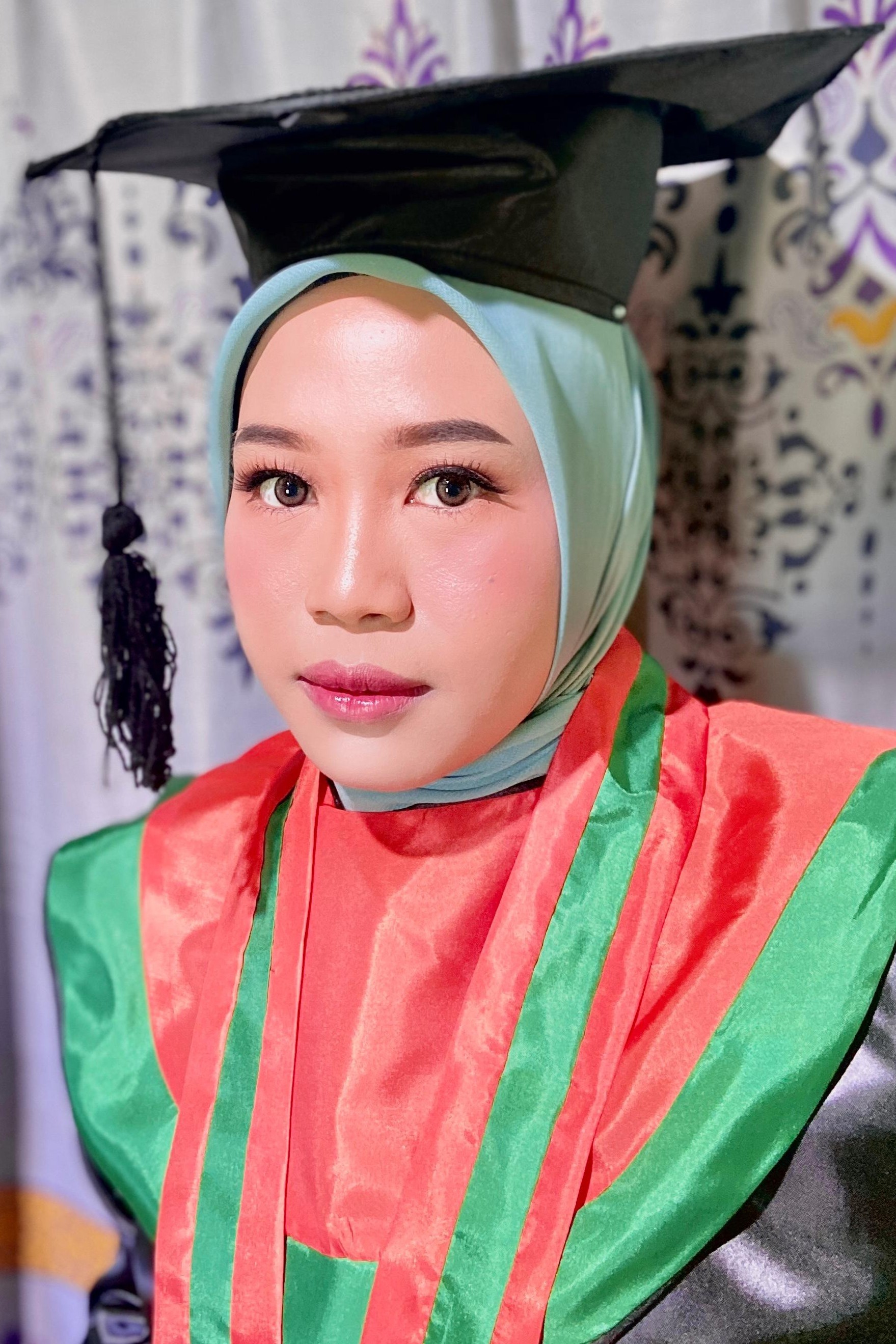 Makeup Graduation dengan nuansa pink lembut