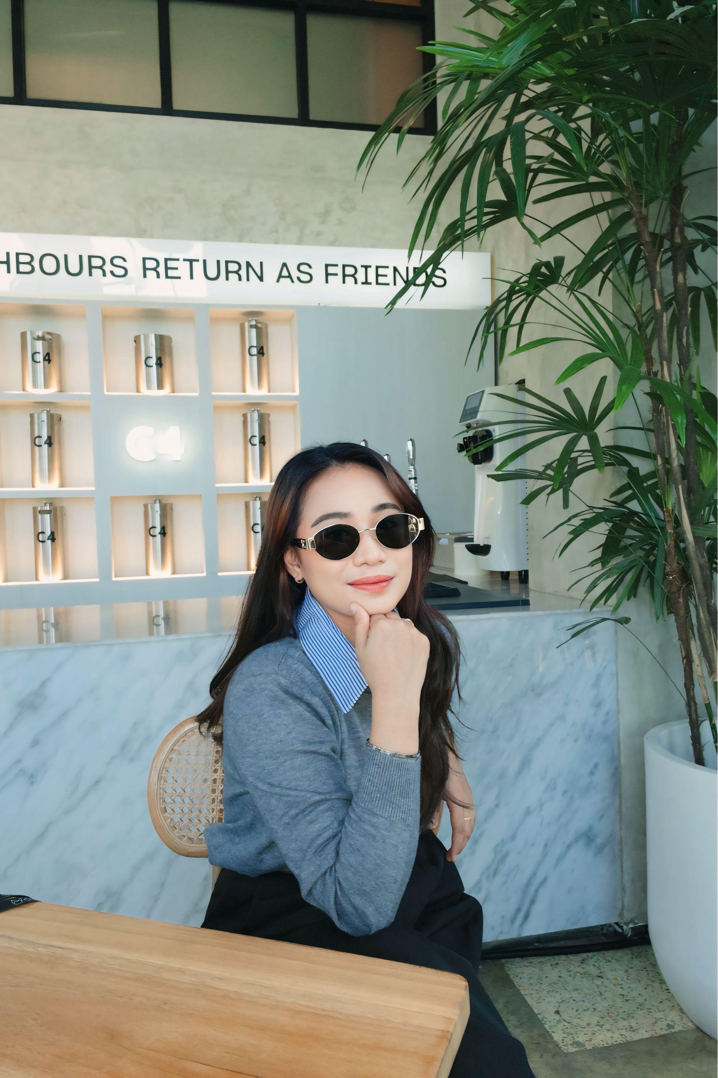 Makeup artist profesional sedang bekerja