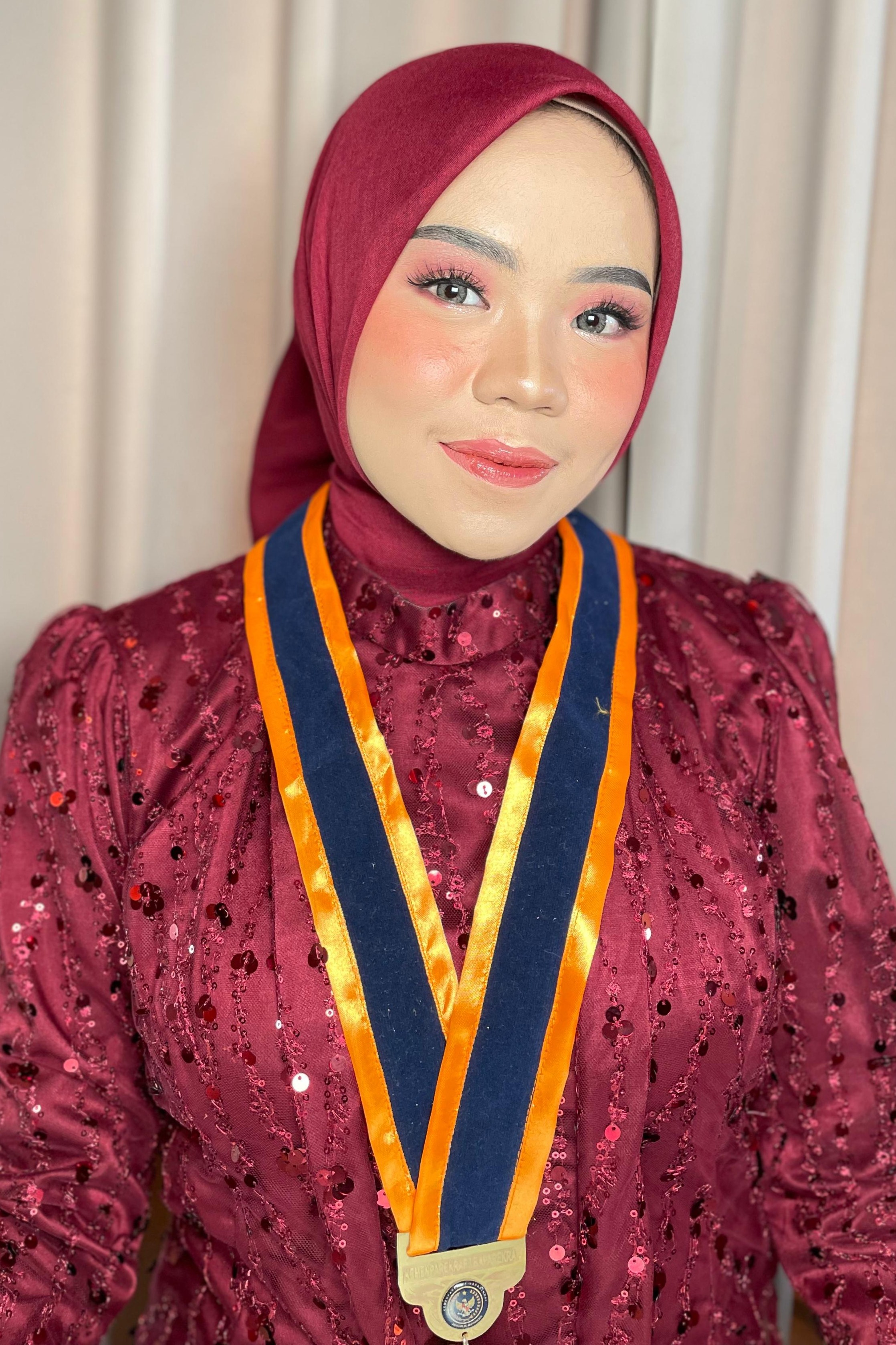 Makeup Yudisium dengan nuansa pink lembut